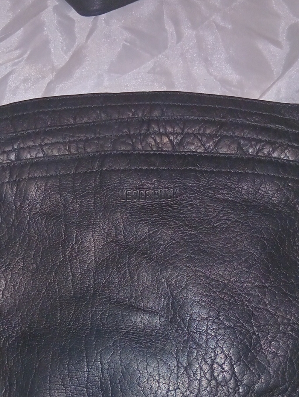 vintage LEDER BUCK black Genuine leather shoulder bag features a pebbled texture